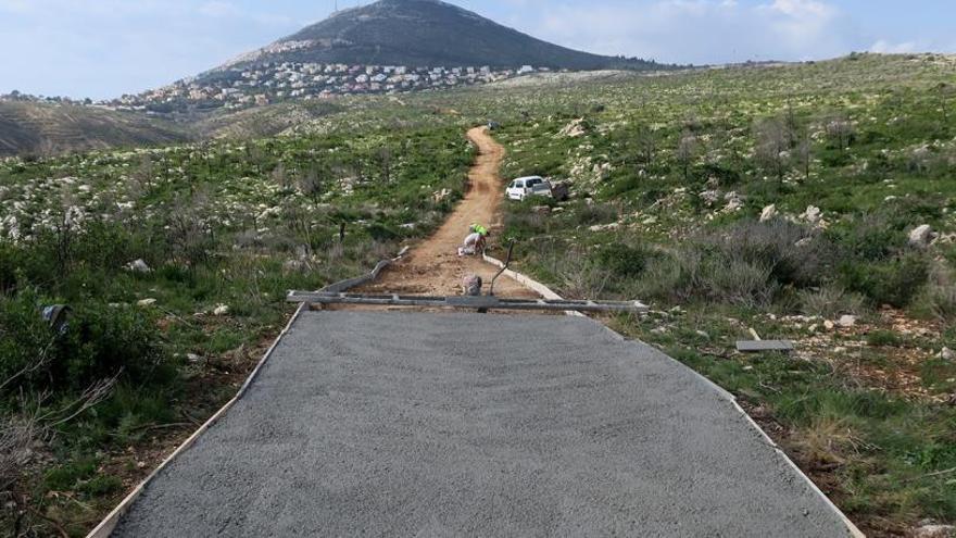 Hormigonan pistas de la Granadella de Xàbia para llegar antes a los incendios