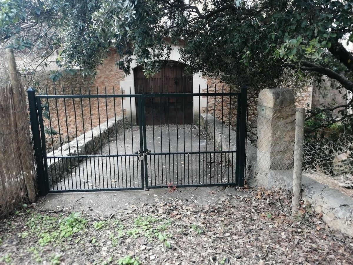 La barrera instalada sobre el puente de acceso a Son Oliver.