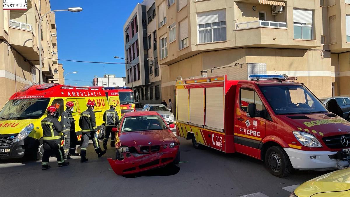 Bomberos y medios sanitarios actúan en el accidente.