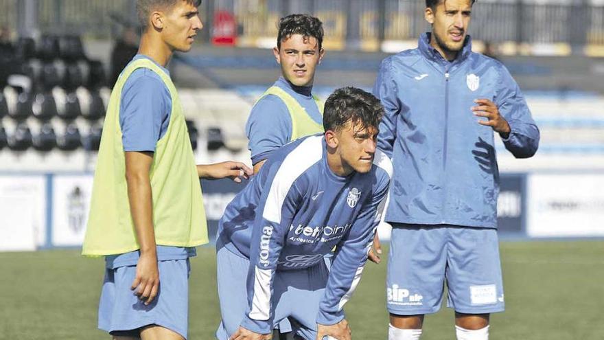 Manu, agachado, en el entreno de ayer en Son Malferit.