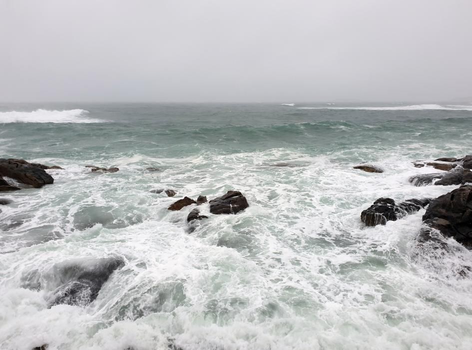 Temporal en el rompeolas de Baiona