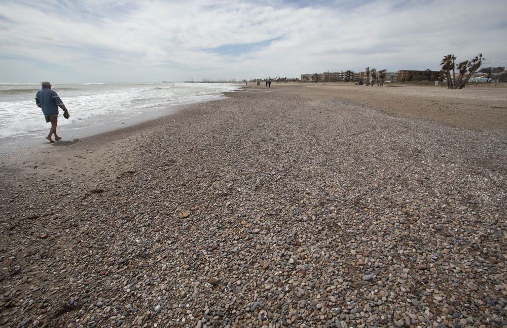 La erosión aumenta en el litoral norte de Sagunt y las piedras llegan a la playa de Canet.