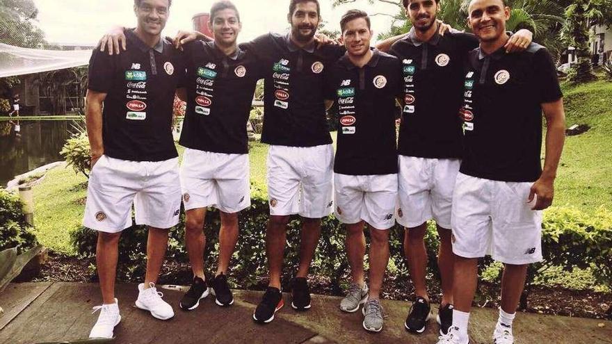 Celso Borges, en el centro, con sus compañeros de la selección