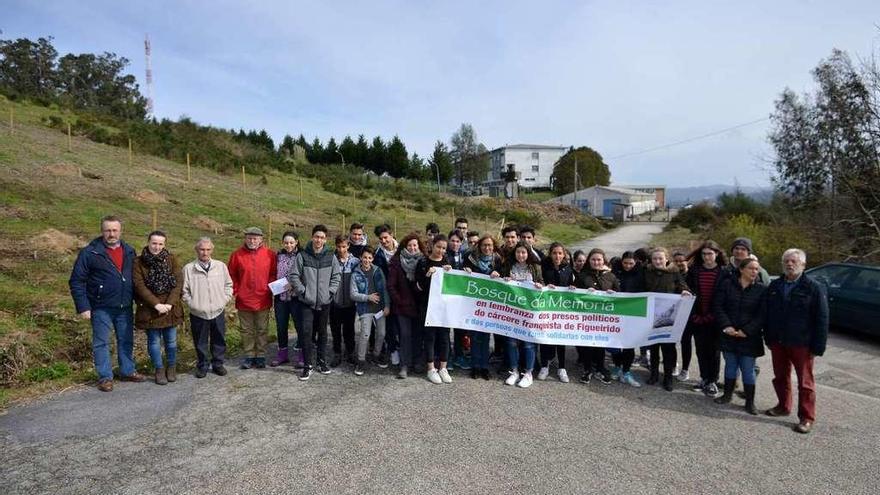 Plantación de árboles, ayer, en Figueirido. // Gustavo Santos