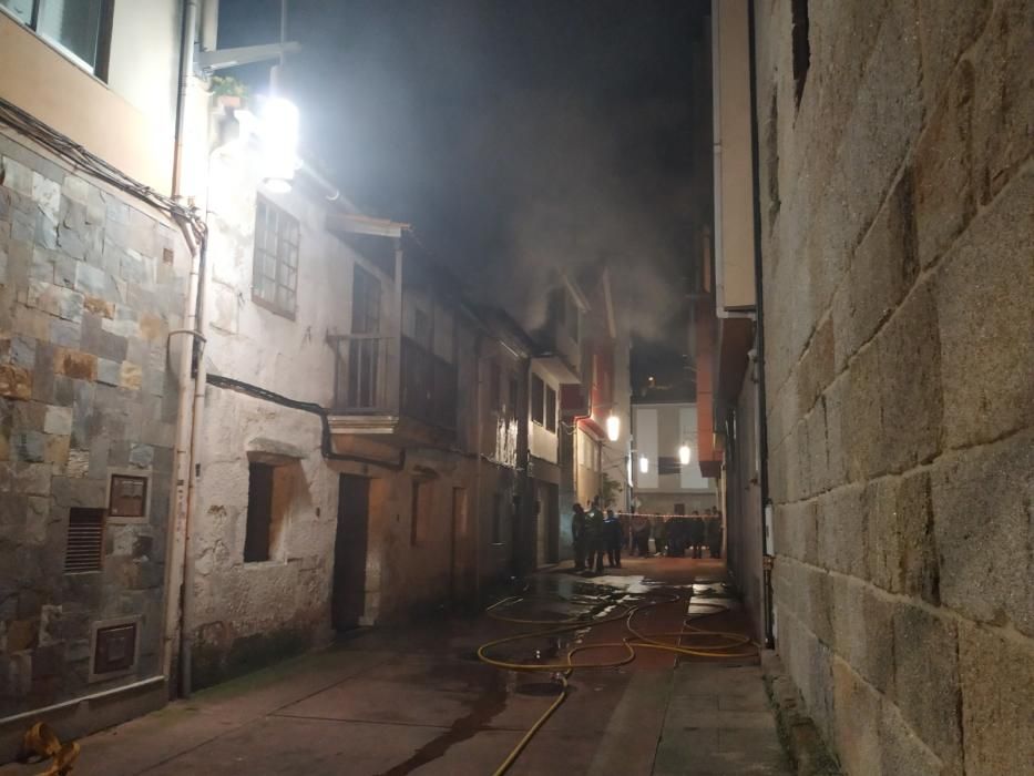 Incendio nocturno en una carpintería de Bueu