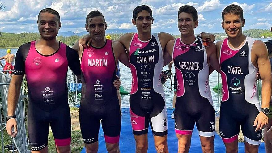 Participantes del Morvedre Triatlón en Banyoles. | LEVANTE-EMV