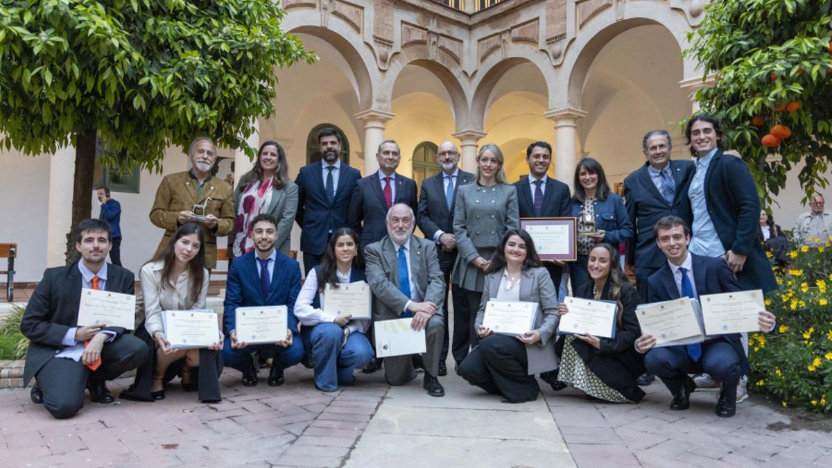Foto de familia de autoridades, galardonadas y galardonados.
