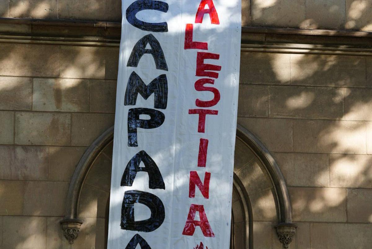 Acampada en apoyo a Palestina en la UB del Raval