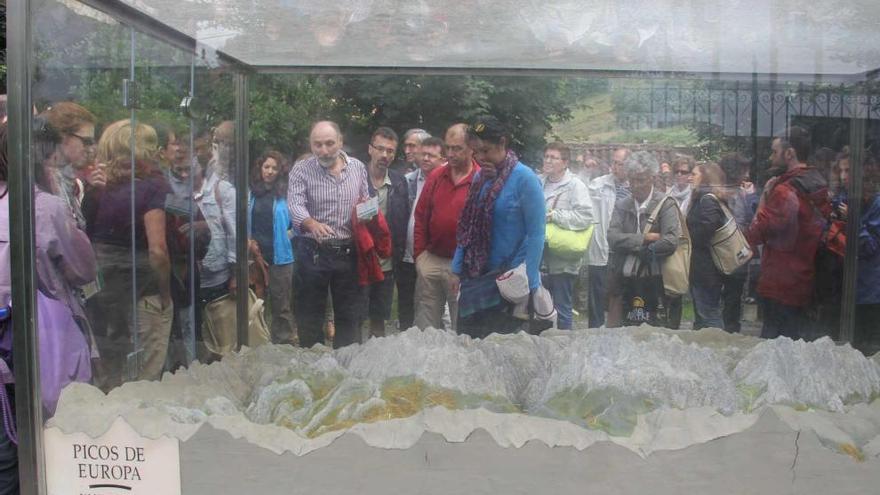 Un grupo de profesores y alumnos, ayer, junto a la maqueta de los Picos de Europa de la Casa Dago.