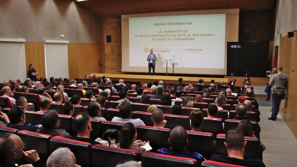 Acto del Ayuntamiento de Tarragona, Urbaser y UGT con trabajadores de la limpieza de la ciudad.