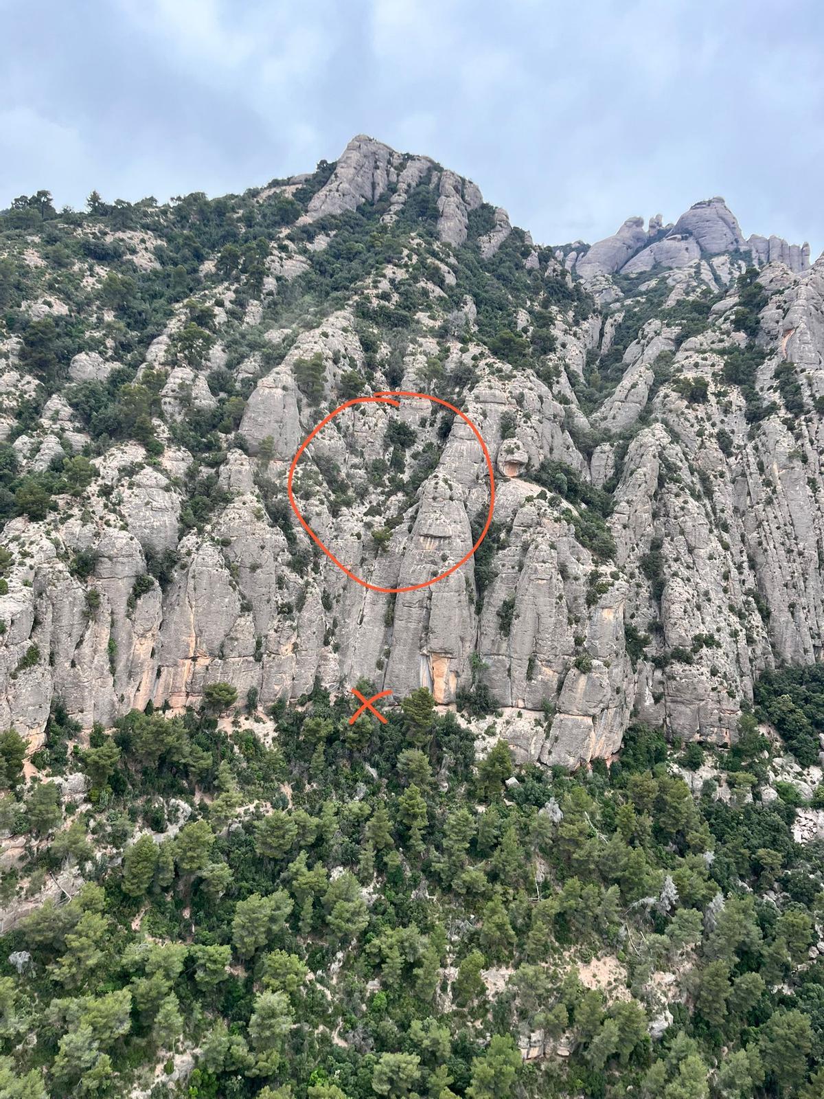 Imatge de la via i senyalitzats, el punt de l'esllavissada i on van anar a parar les roques que van causar l'accident d'escalada