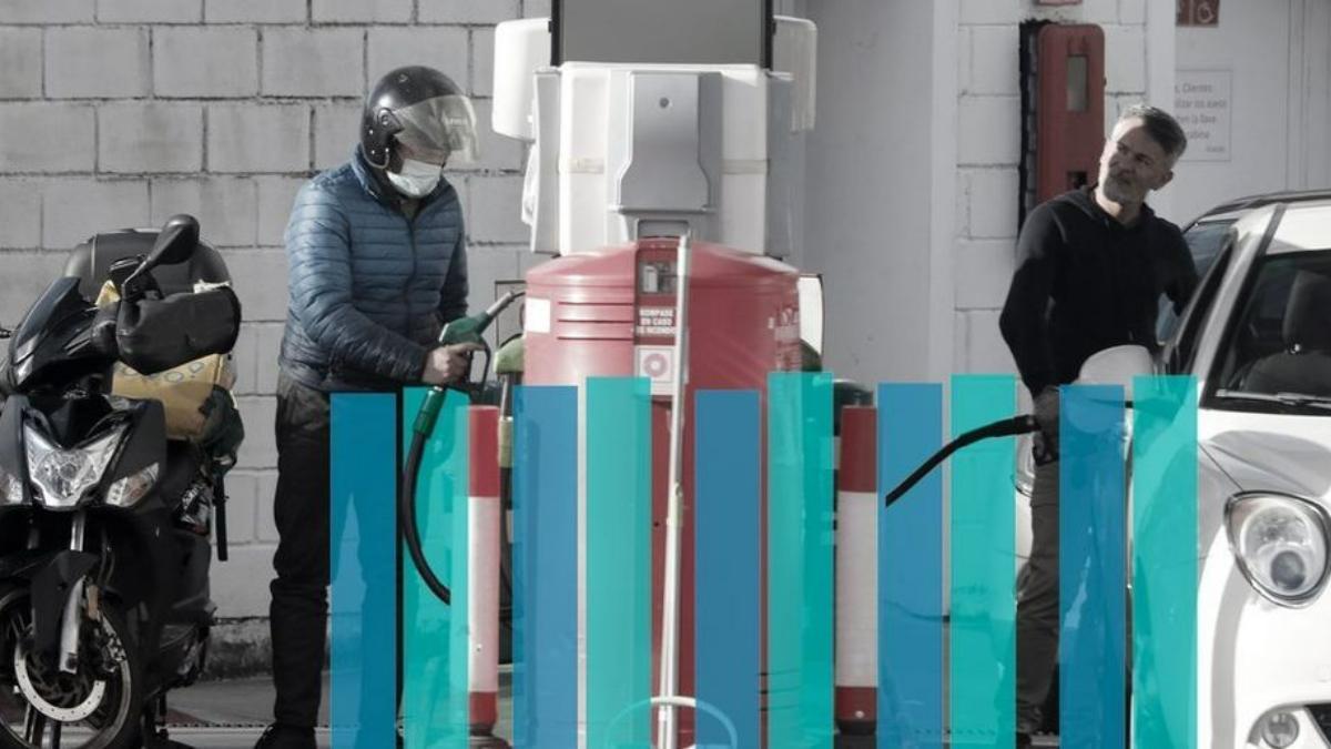 Dos clientes en una gasolinera de Vigo.