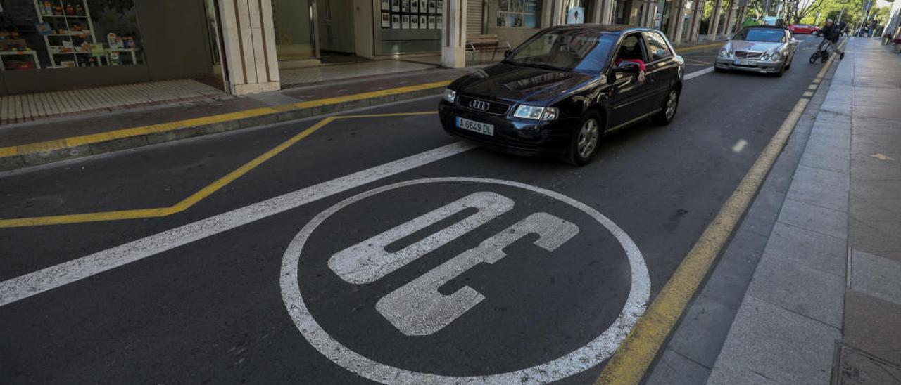 La calle Alfonso XII, en el centro de Elche, donde la velocidad está limitada a 30 kilómetros por hora.