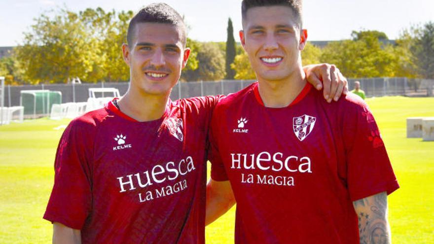 Jaime Seoane y el delantero tinerfeño Cristo González, después de un entrenamiento de la SD Huesca de esta semana.