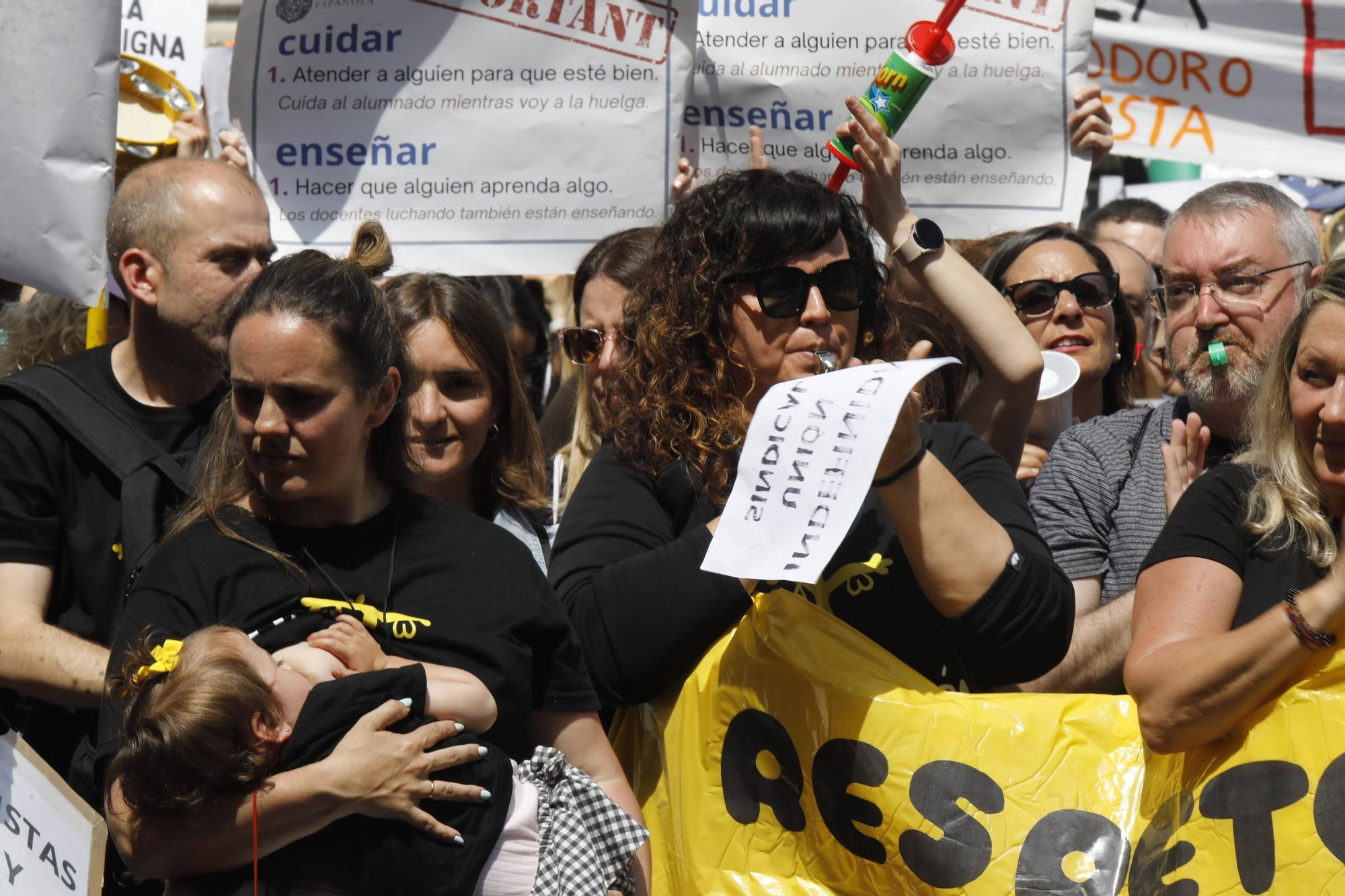 EN IMÁGENES: Segunda jornada de huelga de los profesores y protestas en Oviedo