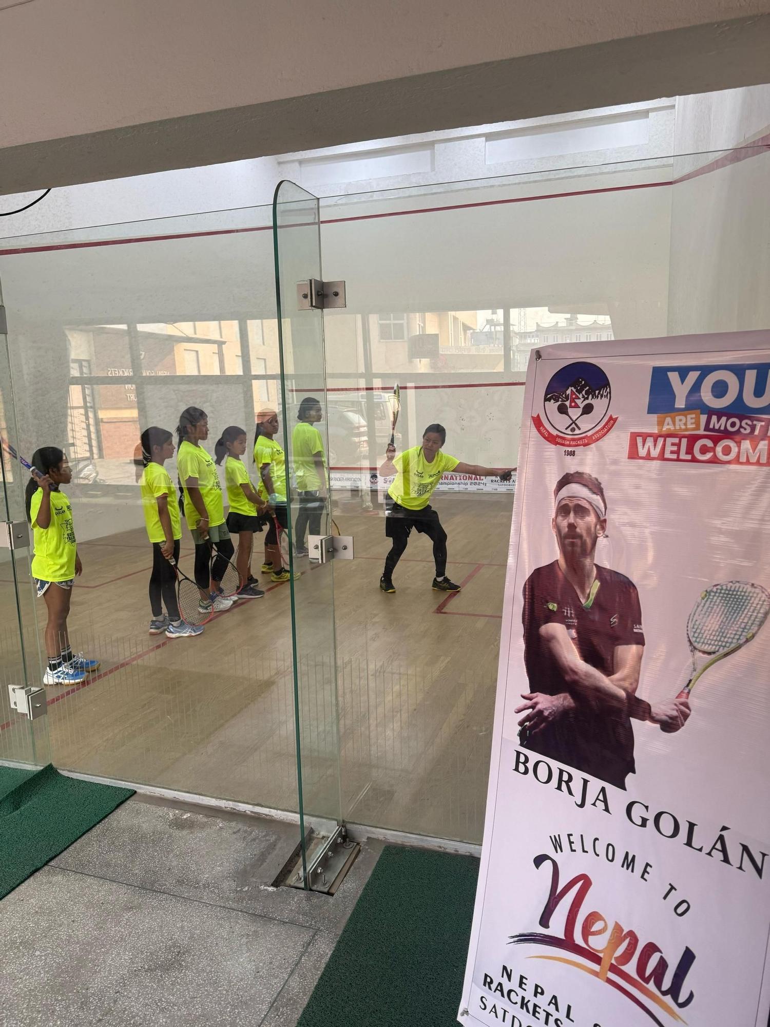 Borja Golán en Katmandú, donde está impartiendo clases de squash a jóvenes con pocos recursos de la mano de SOS Nepal