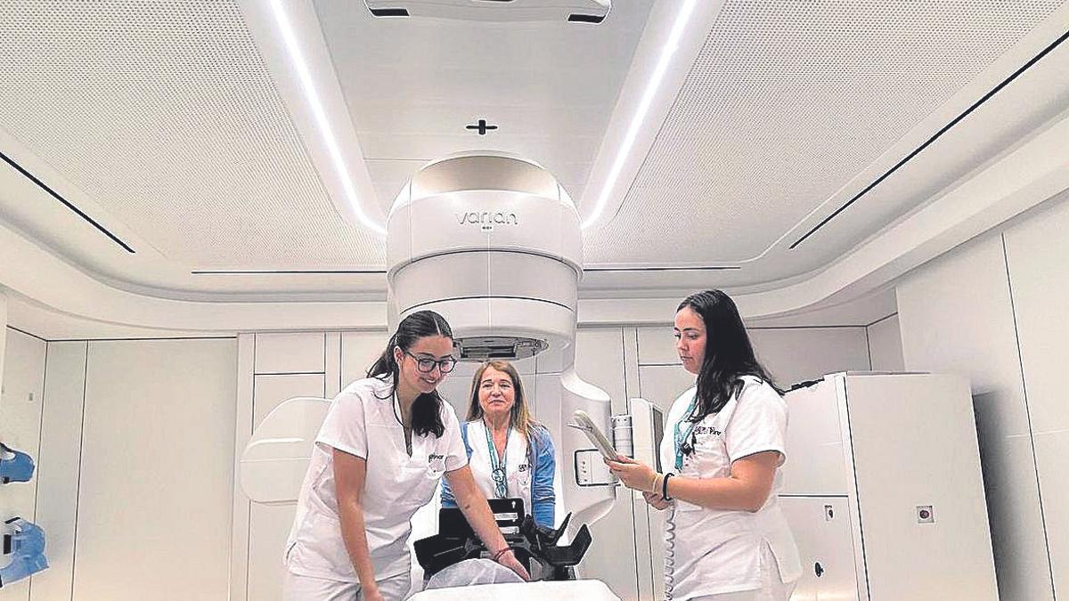 Alumnos de El Pinar durante sus prácticas en empresas conveniadas, en este caso en Radioterapia.