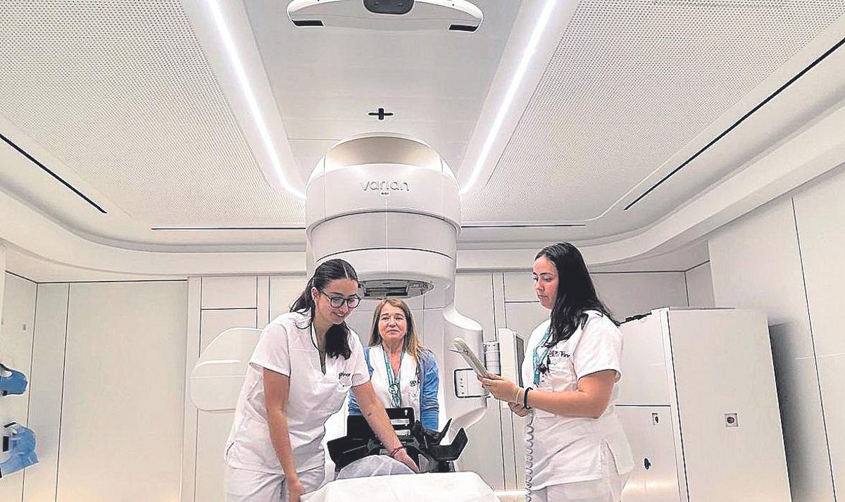 Alumnos de El Pinar durante sus prácticas en empresas conveniadas, en este caso en Radioterapia.