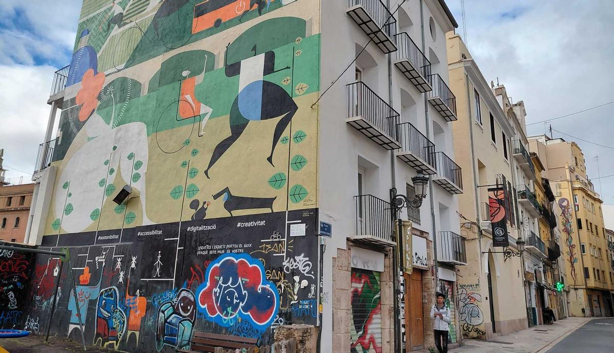 El edificio con pisos turísticos ilegales y un mural en su fachada lateral