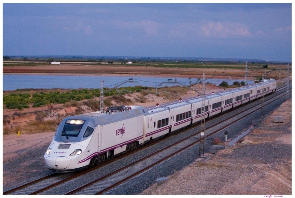 Un tren de Renfe, a su paso por la provincia de Córdoba, en una imagen de archivo.