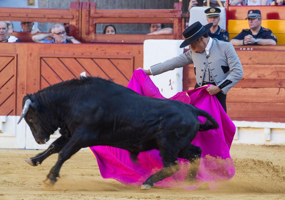 Fervor por los nuevos valores en la becerrada de la feria de San Juan