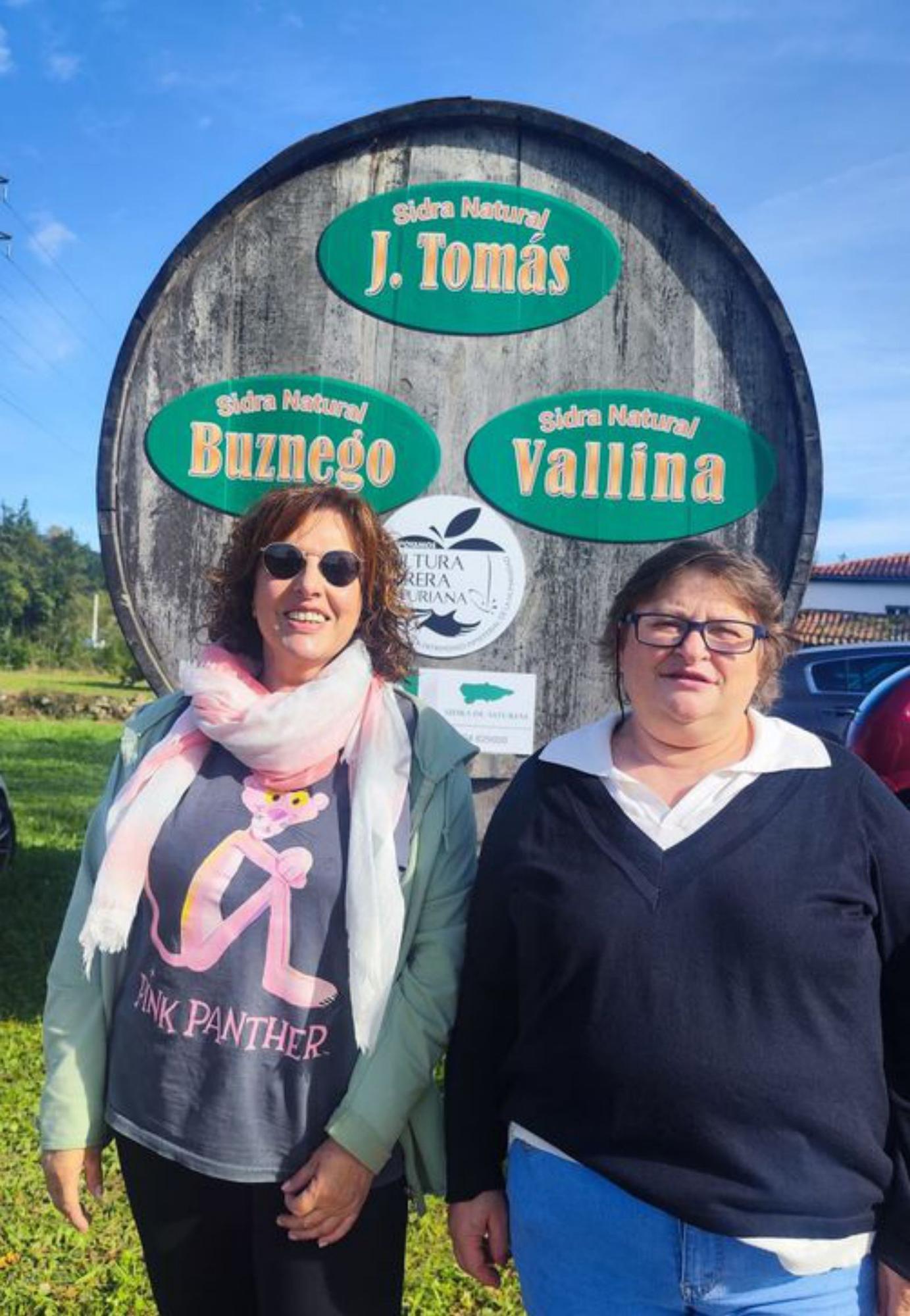 Rosana Acebal y Pili Sánchez, junto a un tonel de  decoración