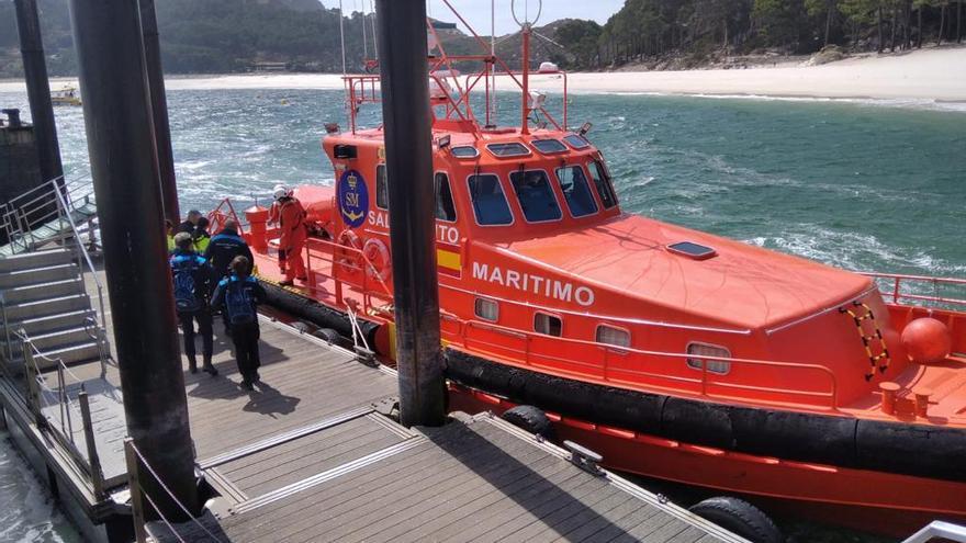 Momento en el que Salvamento Marítimo se llevó al hombre de Cíes