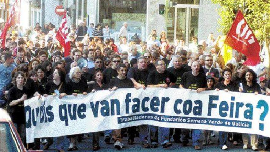 Los trabajadores de la Semana Verde encabezaron la manifestación que recorrió buena parte de las calles del casco urbano. / bernabé/javier lalín