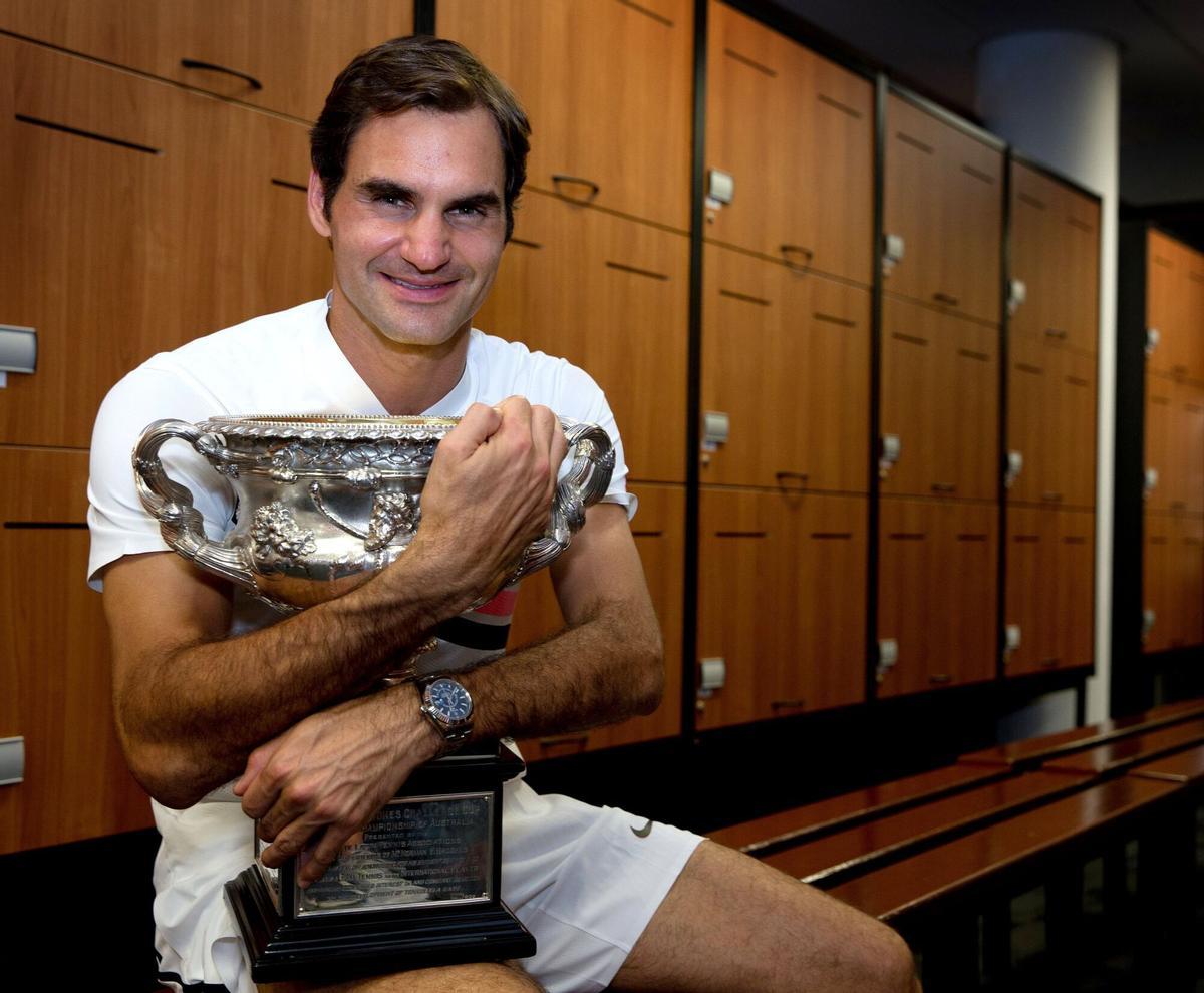 Roger Federer posando con su último Grand Slam en Australia en 2018