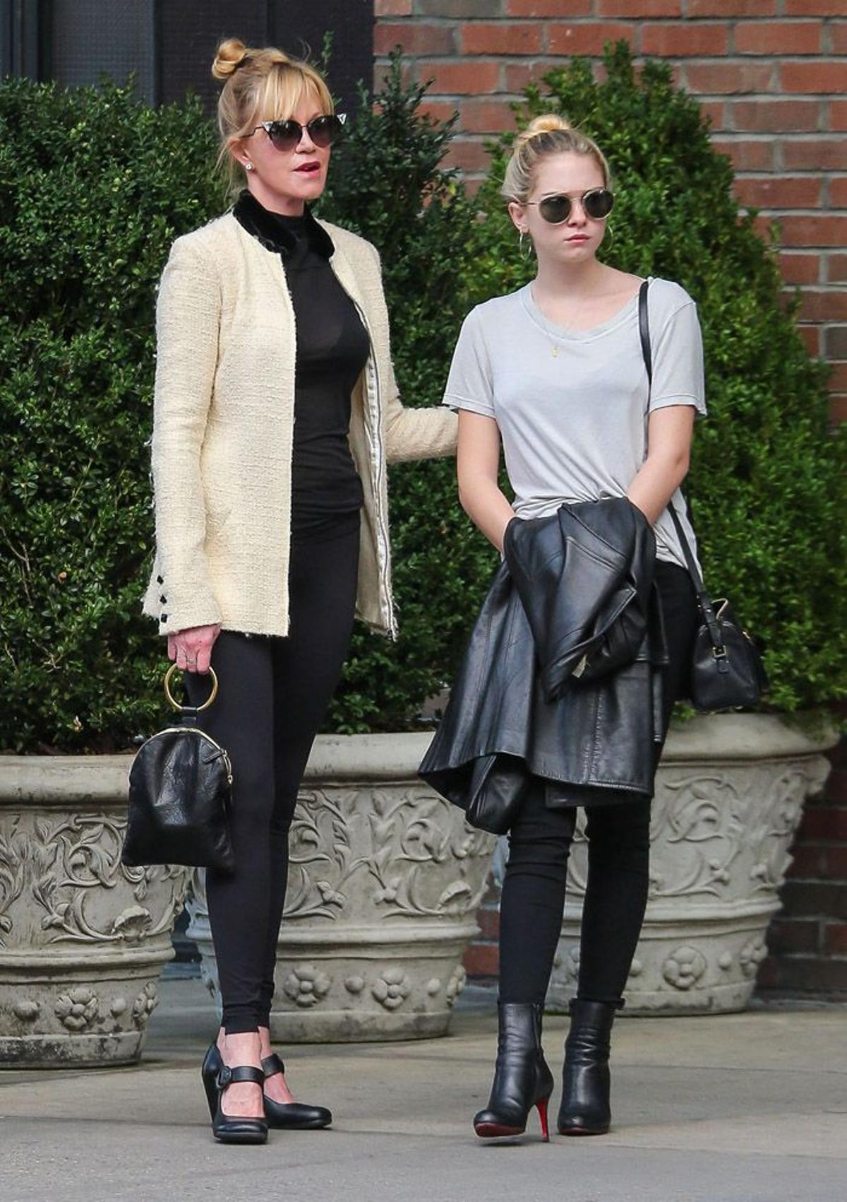 Melanie Griffith y Stella Banderas, casuales por la calle