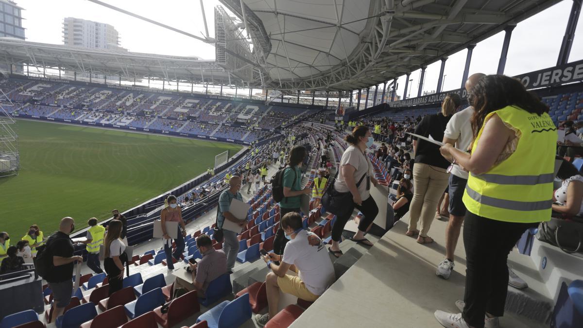 El estadio del Levante UD se convierte en una aula para 5.400 aspirantes a puestos de la Diputación