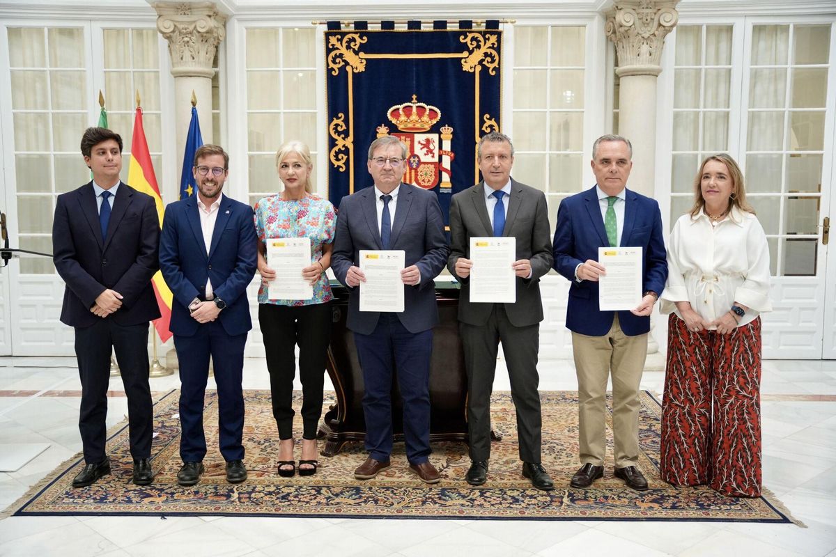24/06/2025 Foto de grupo tras la firma del protocolo general para la exhumación de la fosa común de Monumento POLITICA MARÍA JOSÉ LÓPEZ/EUROPA PRESS