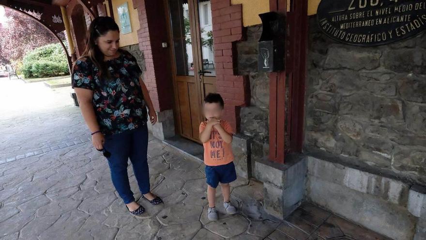 Tiago con su madre, Estefanía Iglesias, en el lugar donde se cayó sobre una aguja.