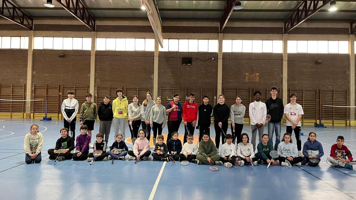 Los participantes de la jornada de bádminton en Juegos Escolares posan para las cámaras.