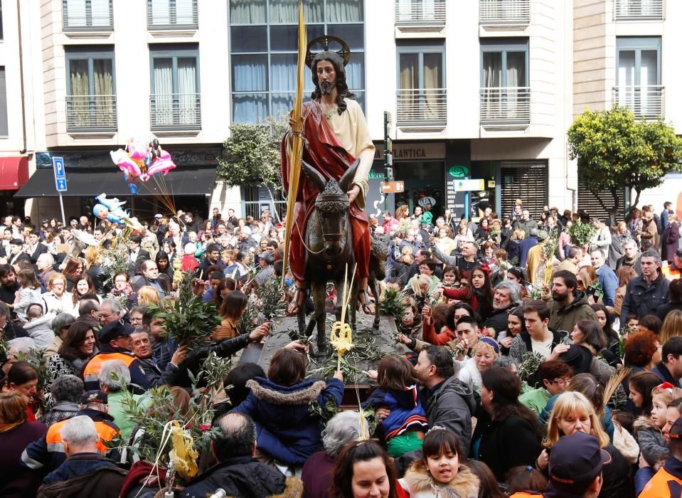 La imagen de La Borriquita a su paso por Porta do Sol. | R. Grobas