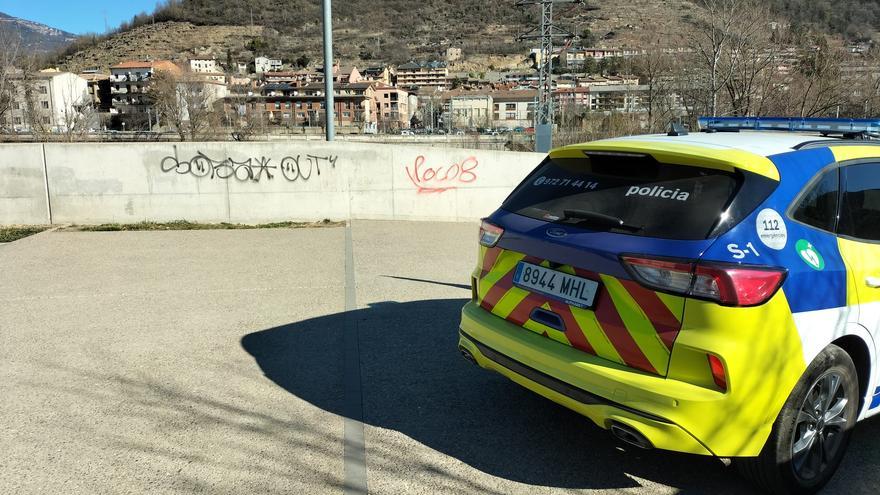 Identifiquen i expedienten un menor per fer pintades a Ripoll