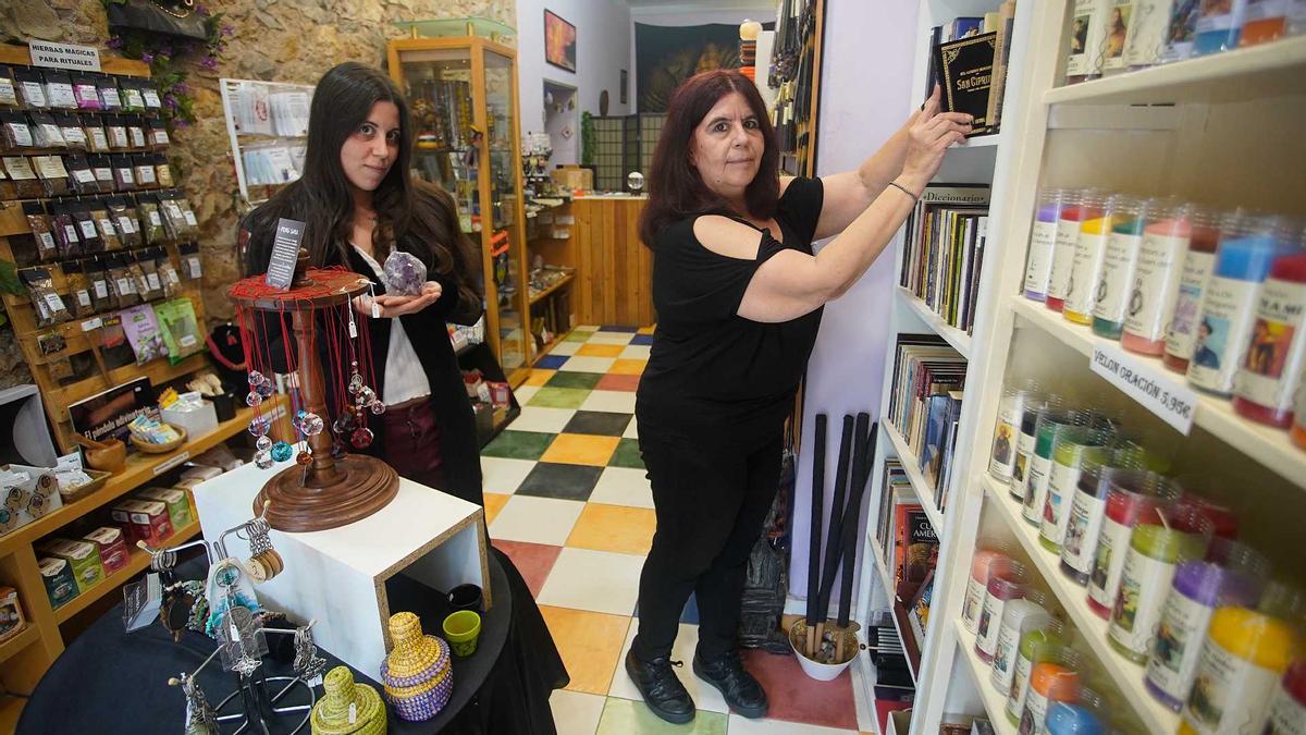 Marina Capellades i Teresa Capellades, les dues «bruixes» que regenten Sakkara, la botiga esotèrica del Carrer del Carme de Girona.