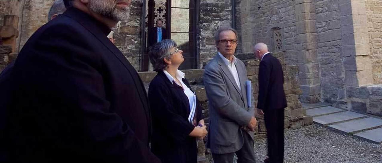 Jesús Sanz Montes junto a Ana González y el director de Patrimonio, Rodríguez Asensio, en la Catedral.