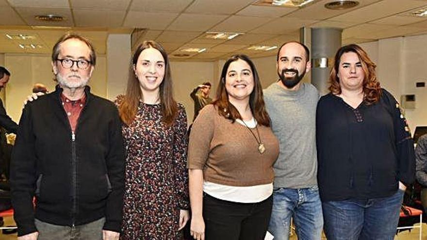 Víctor Prat, Laura Oliva, Ana Querol, Gheorghe Berchesan i Txell Teruel en la presentació, ahir al vespre