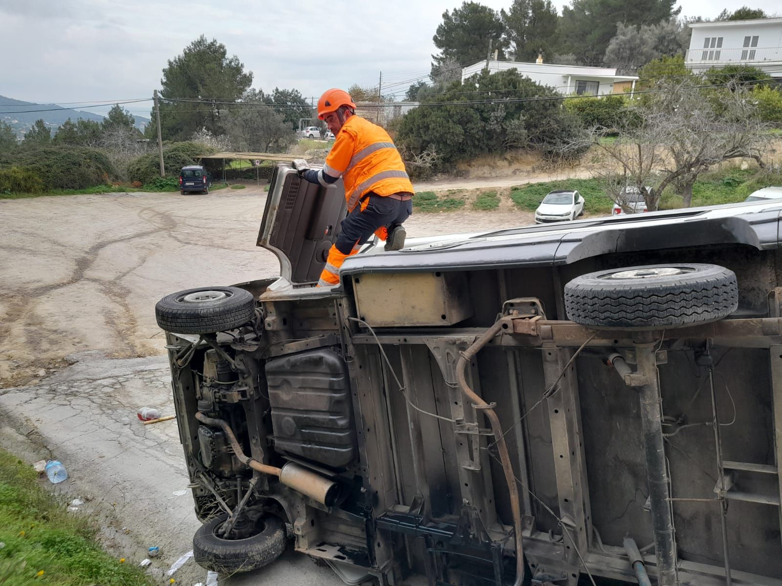 Imágenes de la caravana que volcó dejando atrapada a una niña en Ibiza