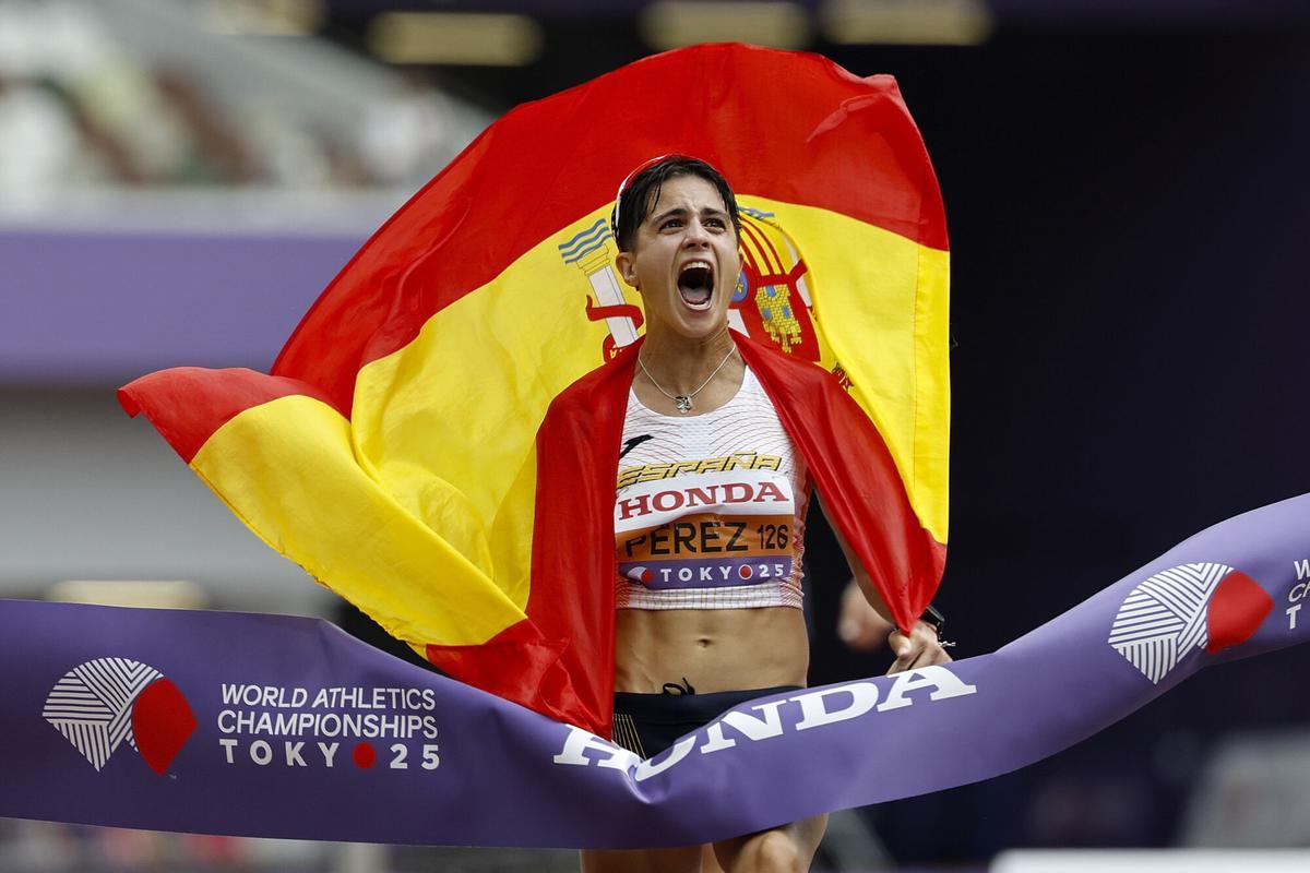 María Pérez celebra tras ganar la carrera de 35 kilómetros marcha femenina en el Campeonato Mundial de Atletismo de 2025 en Tokio