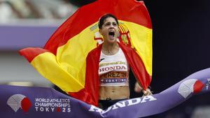 María Pérez celebra tras ganar la carrera de 35 kilómetros marcha femenina en el Campeonato Mundial de Atletismo de 2025 en Tokio