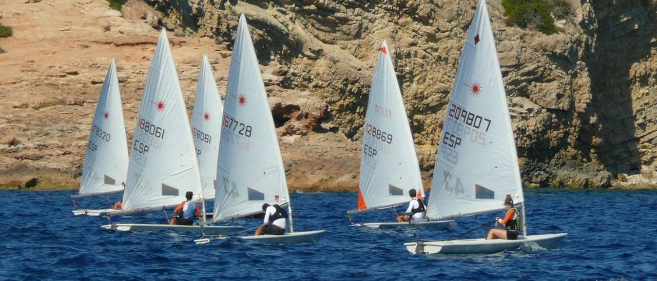 Imagen de una de las regatas disputadas en la clase Ilca durante el trofeo de vela ligera. | CNI