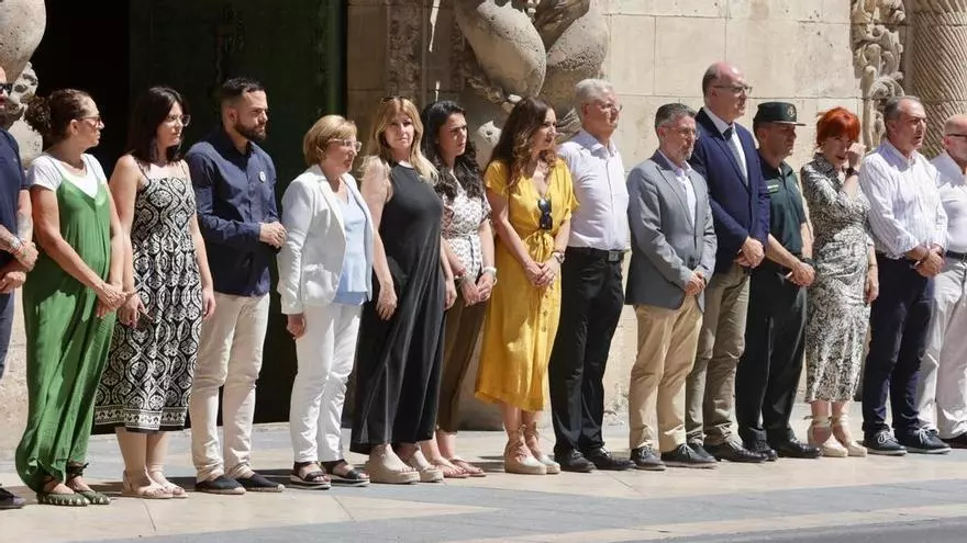 Minuto de silencio en el Ayuntamiento de Alicante por el doble crimen machista en La Cañada del Fenollar