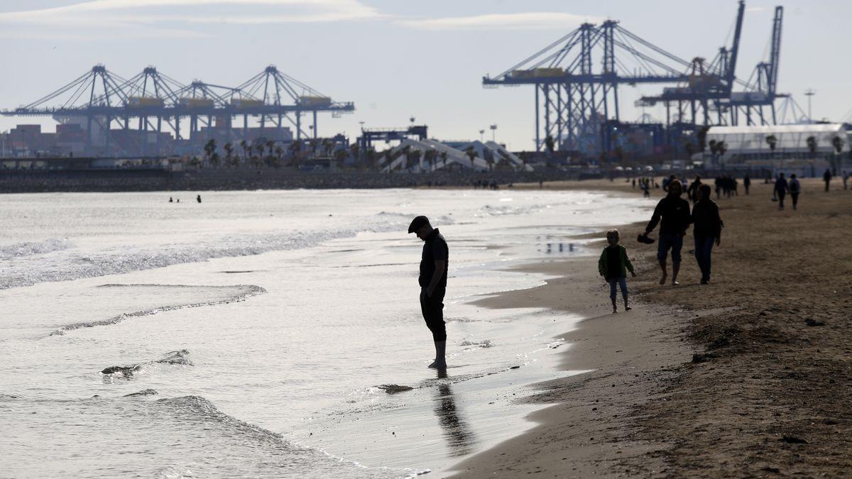 Litoral de la ciudad de València con las gruas al fondo