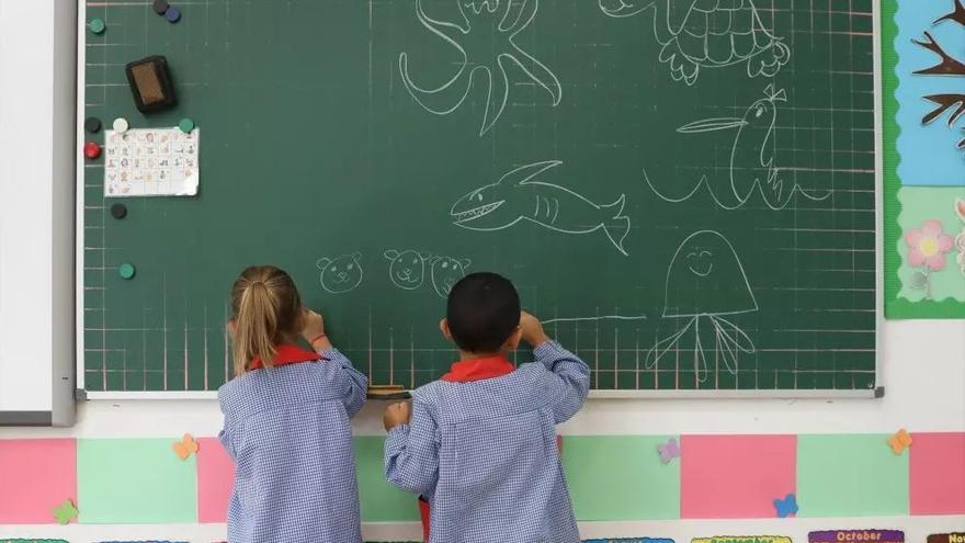Dos alumnos de Infantil, en su aula.