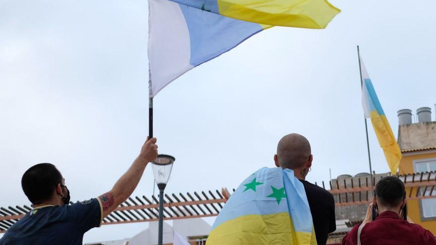 Varias personas agitan banderas con las siete estrellas verdes en el llamado Día de la Bandera Nacional Canaria. | J.C. GUERRA