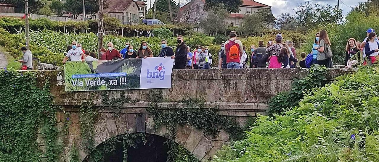 Miembros del BNG despliegan una pancarta en la marcha para reclamar la vía verde. |   // FDV