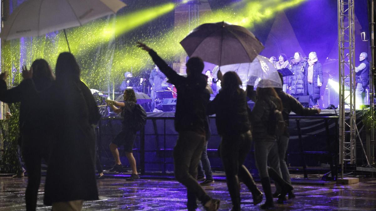 El público ha disfrutado de los conciertos de la Reventla en las dos plazas que no han suspendido la Revetla