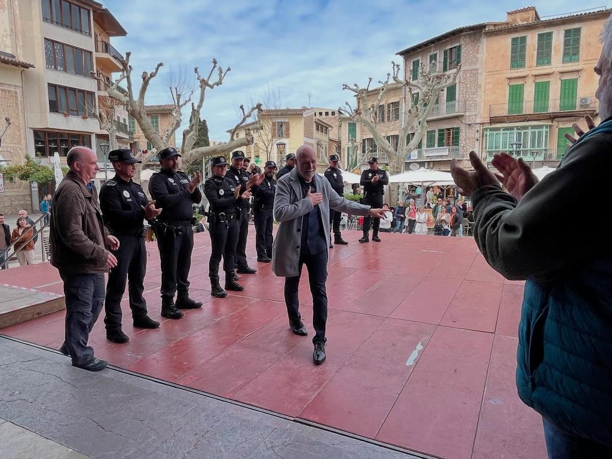 Los compañeros del hasta ahora jefe de la Policía han hecho un pasillo en su honor frente al Ayuntamiento.